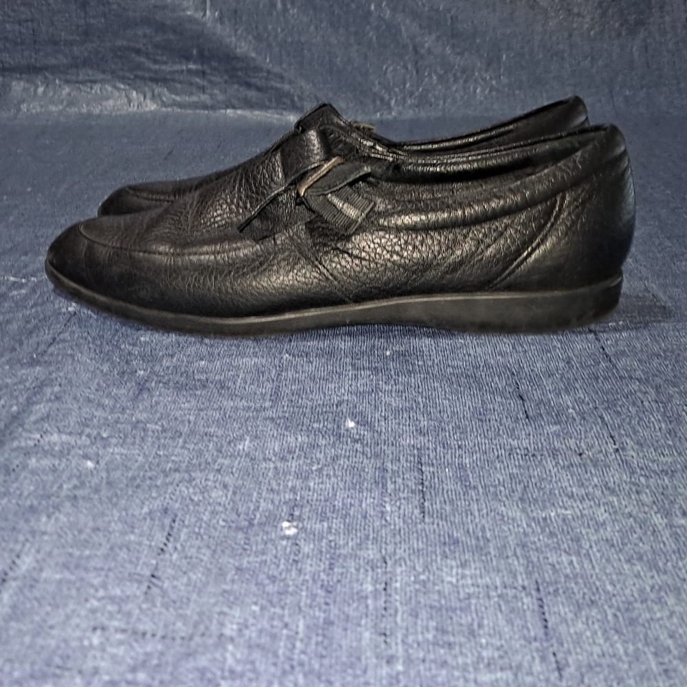 Easy Spirit womens slip-on/buckle size 6.5 black